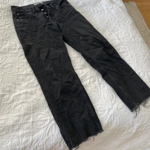 Raka gråa jeans - Snygga raka gråa jeans med slitning på ena benets sida. Ankellånga på mig som är 159. Passar storlek 34-36