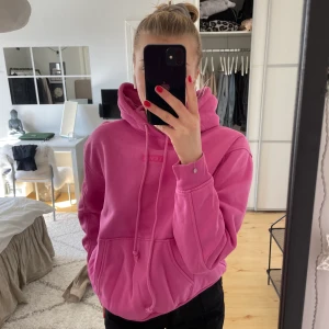 Hoddie från levis  - En sparsamt använd hoddie från Levis i en jättefin rosa färg💕