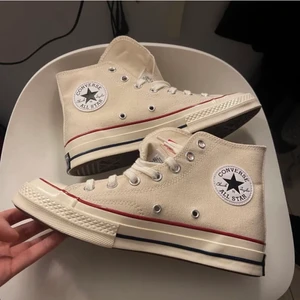 Converse strl 39 - Säljer dessa jättefina beiga/gräddvita Converse Chuck Taylor 70 Hi som är helt oanvända, då de är för stora för mig! Passar till allt - både uppklätt till kjol/klänning eller till ett par jeans😍 Nypris 969 på Sneakersnstuff. Buda eller köp direkt för 500! ⚡️😍💕❣️👟