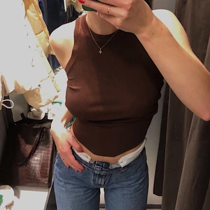 ZARA TOPP  - Väldigt vackert linne fårn ZARA! I storlek S🥰 Säljer för att jag behöver pengar:) Jag stör för frakten, inte du🥳