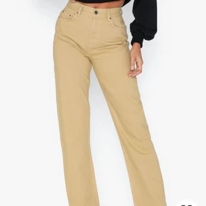 Beiga byxor från Nelly -  Säljer mina beiga byxor som är från Nelly. Dom är supersnygga och ger en bra röv. De är bra i längd för mig som är 170 och st 36. 