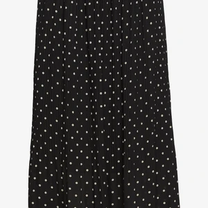 Hollister kjol - Nästan aldrig använd, som nu fortfarande. Väldigt skönt och luftigt material på sommaren💕går lite under knäna, jag är 1,73💕finns ej kvar i holistets sortiment då det var 1 år sen jag köpte den!