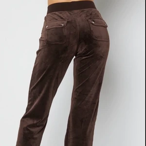 Bruna juciy Couture byxor - Jättefina bruna Juicy Couture byxor i strl Xs. Har du frågor eller vill ha fler bilder är det bara att kontakta mig. Helt slutsålda överallt, är i jättebra skick🤎