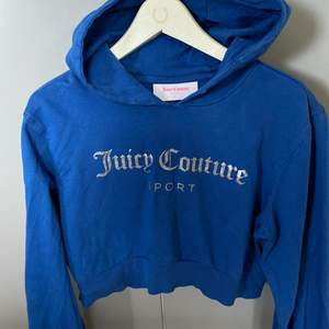 Croppad hoodie från juicy couture i storlek small. I fint skick! 