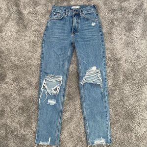 Jeans - Håliga jeans från Pull&Bear. Stl 34 passar mig bra, jag är 158 cm lång. Bra skick. Säljer för andvänder inte. Säljer dom för 120kr plus frakt.