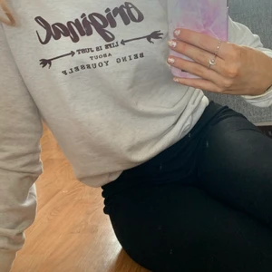 Ljusgrå sweatshirt  - Väldigt fint plagg, Finns tyvärr ingen lapp i men gissar på att det är storlek XS/S, den passar mig perfekt som vanligtvis har de storlekarna. Inga skador på plagget, (Säljes självklart nytvättat)🤎