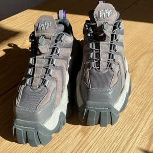 Eytys Halo sneakers - Eytys Halo sneakers i grått. Feta skor som är i suveränt skick, knappt använda! Förvånadsvärt lätta i relation till sin storlek och enkla att ta på och av tack vare snörningen och dragflärpen bak. Märkta som en storlek EU38/UK5/24.8 cm sula. Nypris 3800kr, kan mötas upp på södra sidan av stockholm annars står köparen för spårbar frakt 99kr. Skriv vid frågor 💌