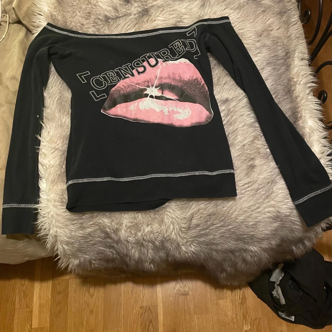 Off-shoulder tröja med tryck