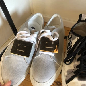 Acne skor - Fett najs Acne skor som tyvärr inte har kommit till så mycket användning för mig då jag redan har så mycket skor 💓💓💓 skorna är i strl 40, Låda till skorna följer med! 🧸 nypris ca 3000!!!