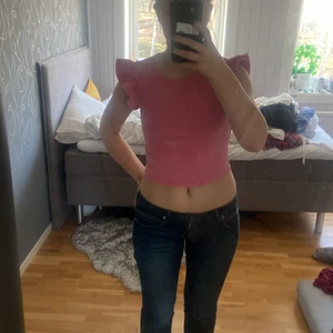 Topp  - Så fin stickad tröja från Zara köpt 2020! Så fin rosa färg. Storlek S! Säljer för 70kr🥰 Möts i Stockholm annars står köparen för frakt 🙏🏽