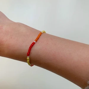 Pärlarmband  - Pärlarmband🌝 armbandet är 17cm+4cm men går självklart att pnska egen längd. Frakt: 13kr men vid köp av 3 armband så bjuder jag på frakten😁