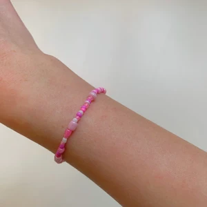 Pärlarmband  - Rosa pärlarmband🌸 armbandet är 17cm+4cm men går självklart att pnska egen längd. Frakt: 13kr men vid köp av 3 armband så bjuder jag på frakten😁
