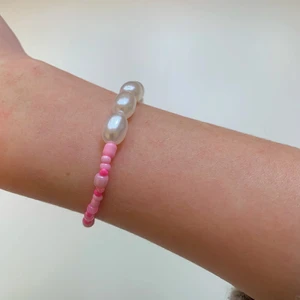 Pärlarmband  - Gulligt pärlarmband🌸 armbandet är 17cm+4cm men går självklart att pnska egen längd. Frakt: 13kr men vid köp av 3 armband så bjuder jag på frakten😁