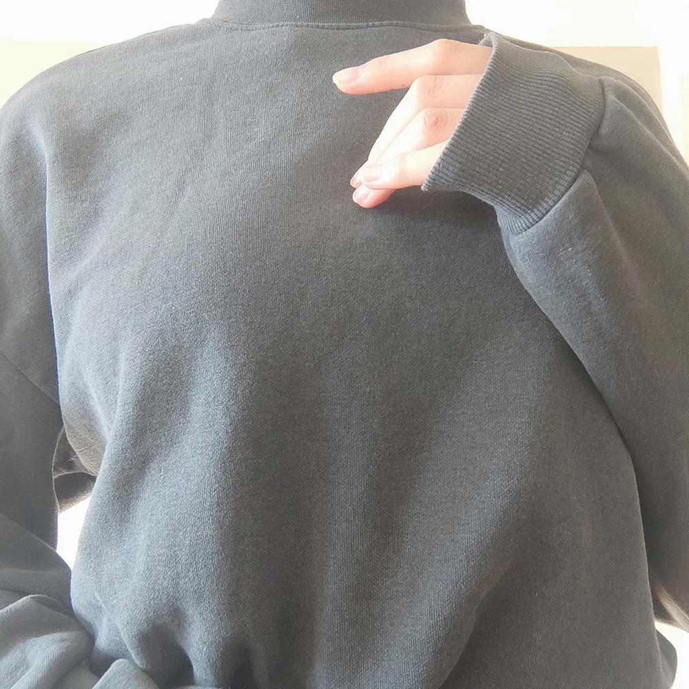 Svart grå sweatshirt från H&M i storlek XS/S. Använd några gånger och är i bra skick👍. Frakt ej inkluderat men priser går att diskutera🧡🧡(skriv till mig kring fler frågor o bilder). Hoodies.