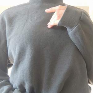 Svart grå sweatshirt från H&M i storlek XS/S. Använd några gånger och är i bra skick👍. Frakt ej inkluderat men priser går att diskutera🧡🧡(skriv till mig kring fler frågor o bilder)
