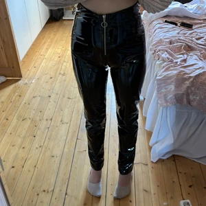 Lackbyxor ifrån Nelly storlek xs  - Säljer dessa lackbyxor då jag tycker dom är lite långa i mina ben aldrig använt dom bara testat dom dom är i jätte fint skick