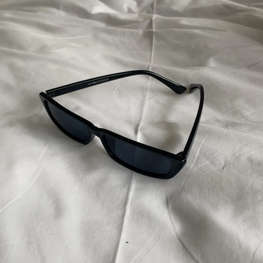 Svarta solglasögon från unknown eyewear. Aldrig använda. Kommer med fodral och liten påse. . Accessoarer.