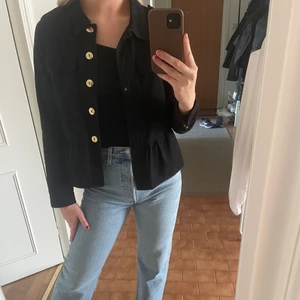 Svart jacka  - Tunn jacka från Happy Holly (köpt på Holmlunds). Storlek 36/38 men skulle säga att den är rätt liten i storlek så passar 34 också! 
