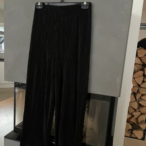 Gina byxor  - Säljer mina Gina byxor som jag har använt en gång. Dom är i storlek xs. Köparen står för frakten 🤍