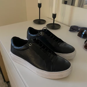 Vagabond skor - Säljer nu mina otroligt fina skor från Vagabond🥰 De är knappt använda då jag haft andra liknande som jag använt istället. Så de har få defekter, men de som finns tänker man inte alls på💕 De är i storlek 37, men kan även passa en 38. Nypriset är 1000kr, men säljer för 700. Men vill få bort de snabbt så priset kan diskuteras💗