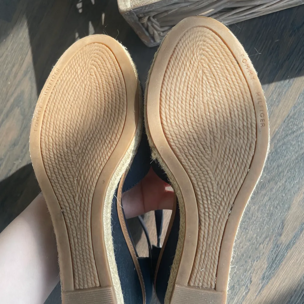 Skit fina hilfinger skor med klack, den stängda tån gör att man även kan bära dessa under våren med ett par jeans. Aldrig burit dessa därav är dom i perfekt skick . Skor.