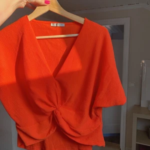 blus - Superfin orange blus ifrån zara som i princip är oanvänd! jätteskönt material och passar perfekt till sommaren 🧡