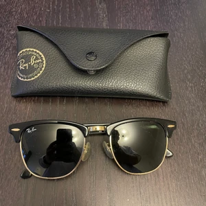 Rayban solglasögon - Rayban solglasögon i superfint skick. Hittar inga repor eller skavanker på dem. 