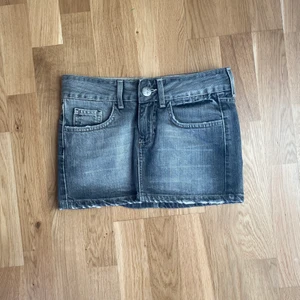 lågmidjad mini grå jeanskjol low waist - Super trendig låg midjad jeanskjol från denim day i mycket bra skick! Säljer då den tyvärr är för liten för mig. Inga tecken på användning och kan mötas upp i Stockholm eller frakta. Skriv privat för fler bilder/frågor!🤍