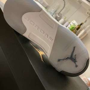 Air jordans vårskor - Strl 37.5 . Aldrig använda - inköp 2015. Kvitto och kartong finns. Läder. 