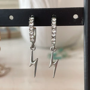 Blixtörhängen - Superfina silver blixt örhängen, säljer få jag inte använder de längre. Bra skick! Slutsålda på hemsidan. Skriv för frågor 🥰