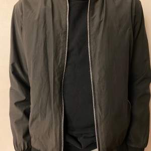 Jack & jones bomber jacka i väldigt bra skick 