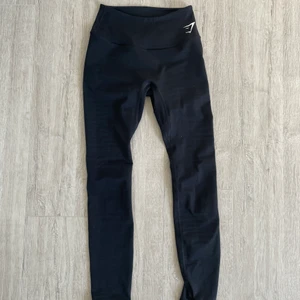 Gymshark tights - Väldigt sköna tights från gymshark. Medelhög midja & lagom långa i benen. Använda max 2 gånger. Säljer pga för små för mig. Storlek S