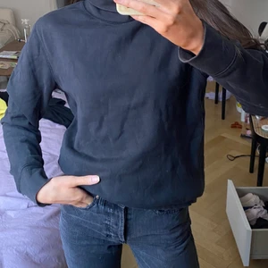 Tjocktröja m polokrage - Grå/svart polotröja från H&M, sitter som en M.