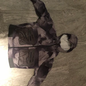 Härlig vårjacka från peak i str 36 - Jättefin och SKÖN vårjacka som är perfekt nu till vår/sommar att springa i eller ta en promenad i, säljer i str 36 för 200kr💗