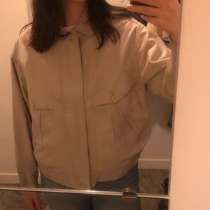 vintage läderjacka - supersnygg jacka, men som jag säljer för den inte kommer till användning längre, strl xl men funkar perfekt att ha som oversized ! Märke är Vera Pelle och den är made in Italy 😌