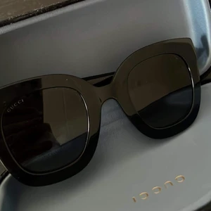 Gucci Solglasögon - Säljer dessa skitsnygga knappt använda gucci brillor, fodral & dustbagen ingår vid köp! Självklart äkta, har inget kvitto då jag köpte dessa av min kompis, men går såklart att ordna äkhetsbevis i butik etc! Fraktas spårbart med postnord! 