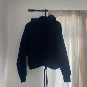 Hoodie med snörning - Svinsnygg hoodie med snörning, kan knytas längst ner ifall att man vill att den sitter tajtare, man får då en känsla av att den är lite mer oversized. As skön. Inte använt så mycket aom jag trott, var dyrare i org priset. Hel svart och clean!