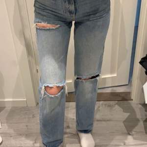 Helt nya och helt oanvända jeans från Gina. Säljer eftersom att dom inte kommer till användning. Nypris 599kr men säljer för 150kr! Storlek 32 men passar mig som vanligtvis har 34💞