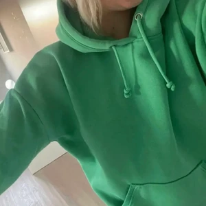 Grön Hoodie - Säljer denna superfina hoodie från bik bok. Köpte den här på plick men kommer inte till användning! Den är i storlek M men passar som S (lånad bild)