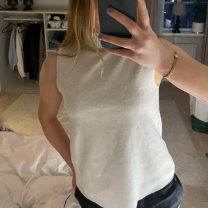 Stickad topp - Stickad topp med polo från Zara. Aldrig använd och har prislapp kvar, storlek M. 100kr +frakt💓💓