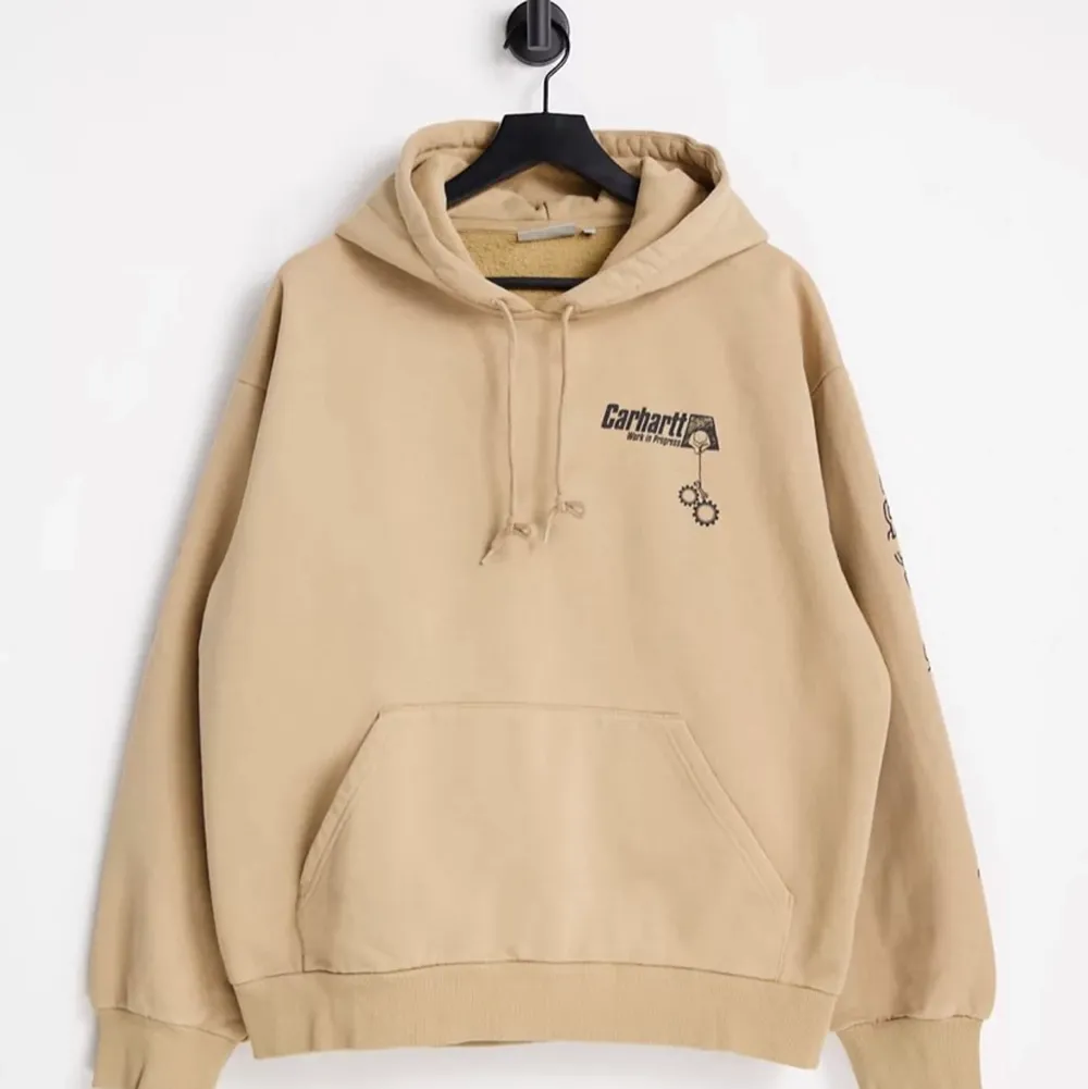 Carhartt WIP - Scramble hoodie. Nypris: 1359.                 https://www.asos.com/se/carhartt-wip/carhartt-wip-scramble-brun-huvtroja-med-tryck/prd/201780003. Tröjor & Koftor.