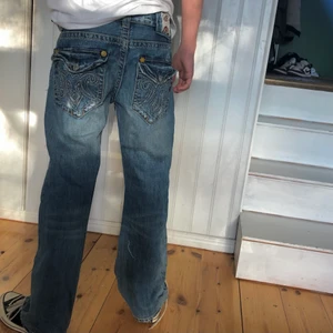 Lågmidjade Jeans - Lågmidjade jeans från Mek Denim USA med ascoola fickor och detaljer! I storlek 29/34 och har en innerbenslängd på 72cm och ett midjemått på 41cm från kant till kant ❤️ (Det vita sträcket på benet på första bilden är ingen fläck/slitning utan en tråd som råkat fastna när jag tog bilden:)