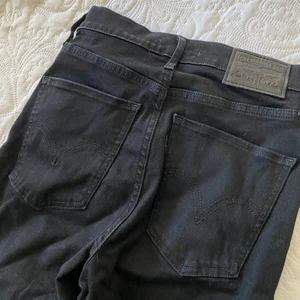 Levis jeans - Tighta, höga, stretchiga jeans från levis. Sitter supersnyggt på☺️storlek 25