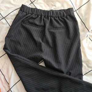 Stretchiga kostymbyxor - Bekväma kostymbyxor med stretch och resår. Streckade 🌸 De är kortare än de på bilderna. Kan skicka mer bilder om det behövs. Begagnat men absolut användbart skick 💓