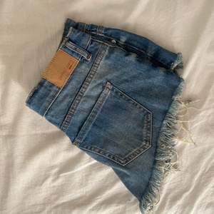 Oanvända jeans shorts från Gina i storlek 36
