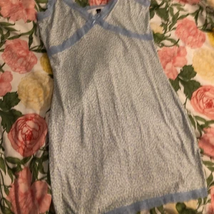 figurnära klänning - söt sommarklänning med blommor och spetsdetaljer! 