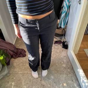 Mörkblåa linnebyxor  - Linnebyxor! Har ett litet hål där bak men går att sy igen ( därav priset) köpte för 700!