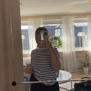 Randig t-shirt💕 - Modern randig t-shirt, aldrig använd💕