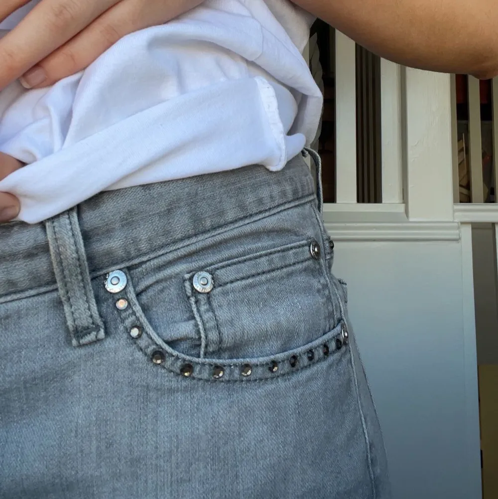 Superfina gråa Lågmidjade bootcut jeans med nitar/rhinestone från gant💕. Jeans & Byxor.