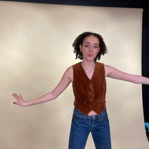 Brun sammetsväst - Skitsnygg retro väst som jag älskar men säljer pga aldrig kommit till användning, men tycker den förtjänar ett kärleksfullt hem. 